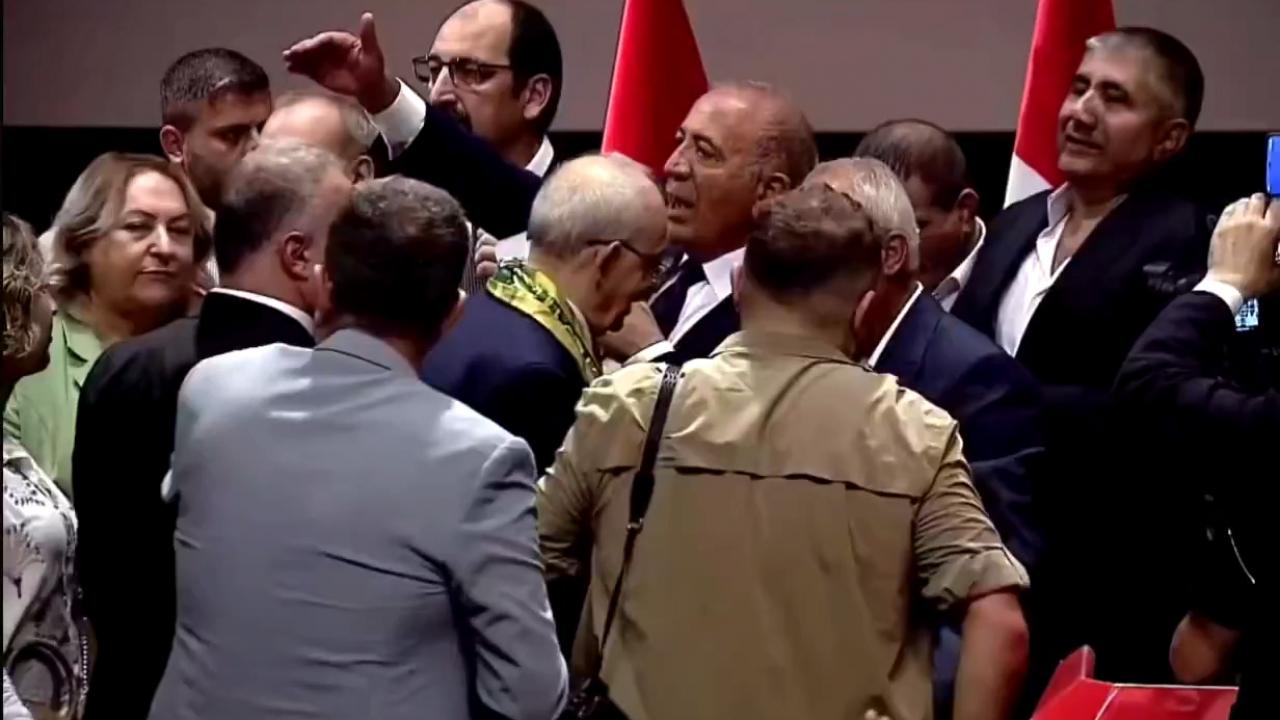 Kılıçdaroğlu rozet takarken sahneye çıkıp önüne gelene fırça attı: Lan, tövbe Ya Rabbi…